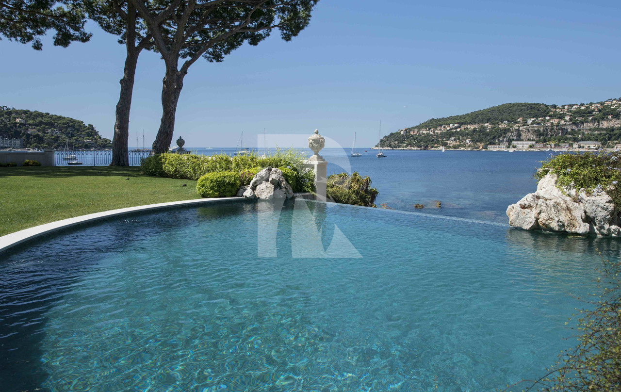 villa in Saint-Jean-Cap-Ferrat : Rent this waterfront property in Saint Jean cap Ferrat. - Photo 9