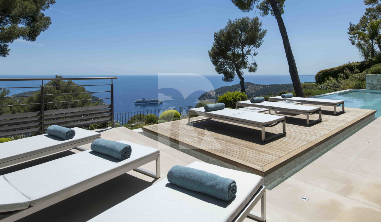 villa in Villefranche-sur-Mer : Rent this gorgeous villa with an extraordinary view of the bay of St Jean Cap Ferrat. - Photo 1