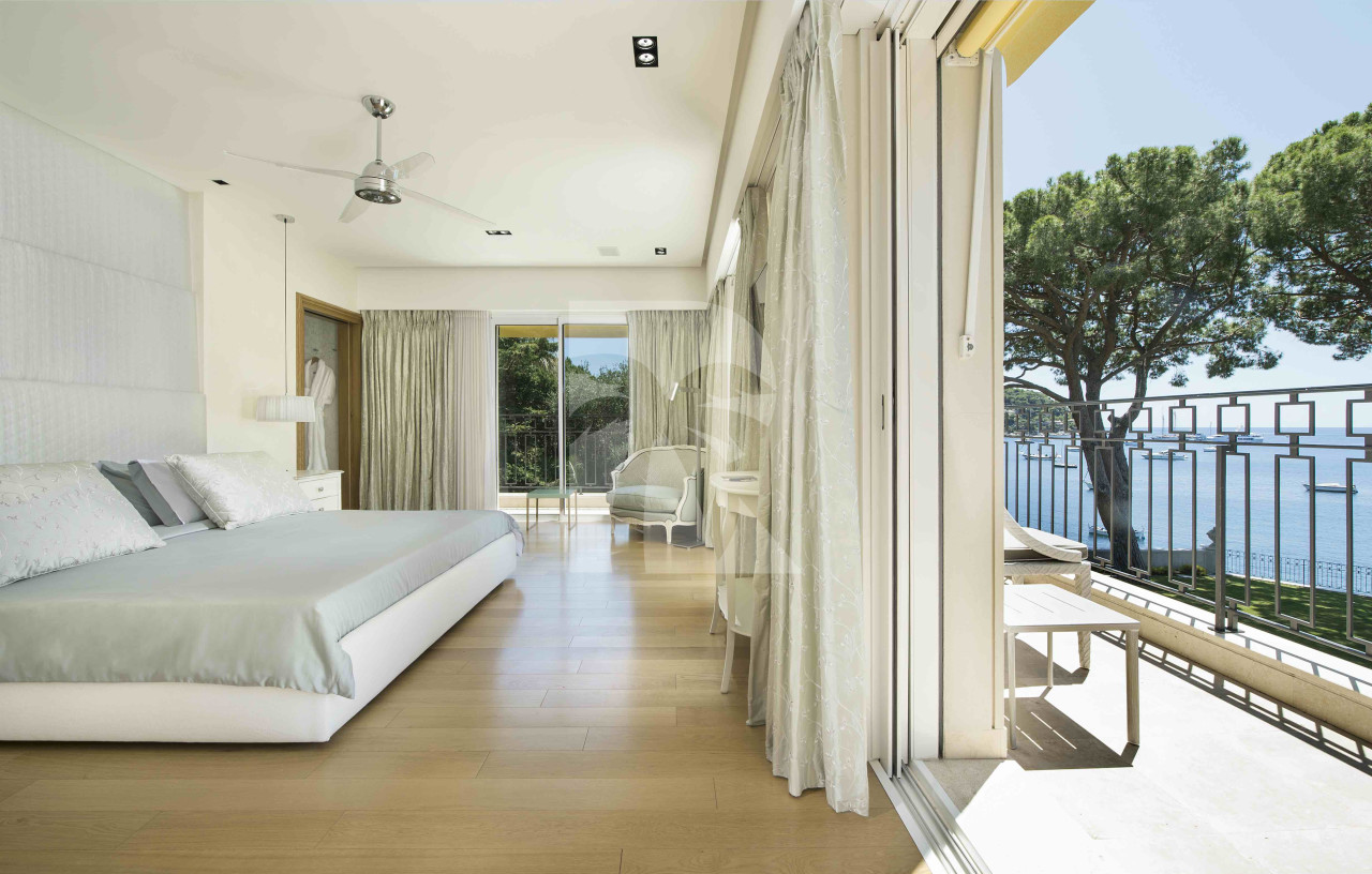 villa in Saint-Jean-Cap-Ferrat : Rent this waterfront property in Saint Jean cap Ferrat. - Photo 6