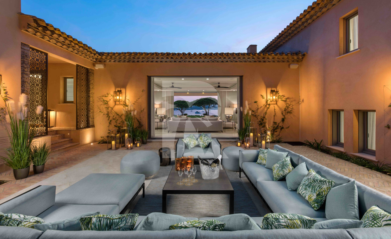 villa in St Tropez : Rent this luxurious 5 bedrooms villa with a direct access to the beach. - Photo 4