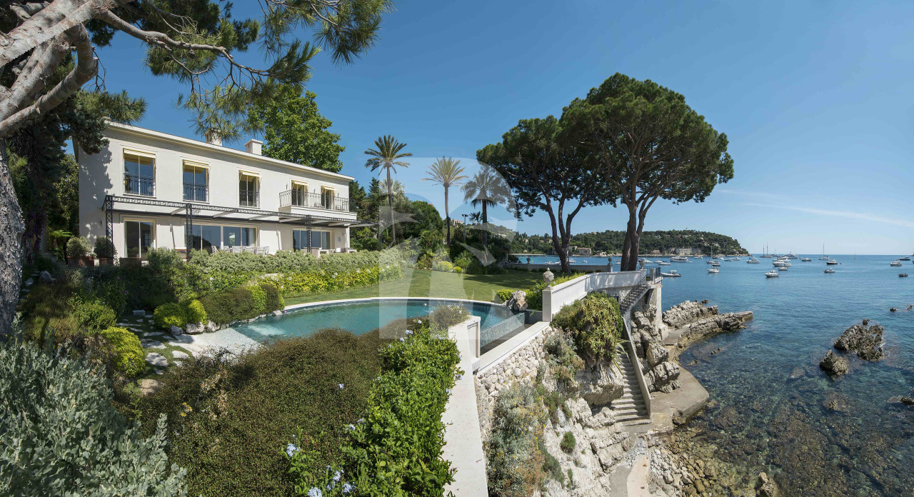 villa in Saint-Jean-Cap-Ferrat : Rent this waterfront property in Saint Jean cap Ferrat. - Photo 7