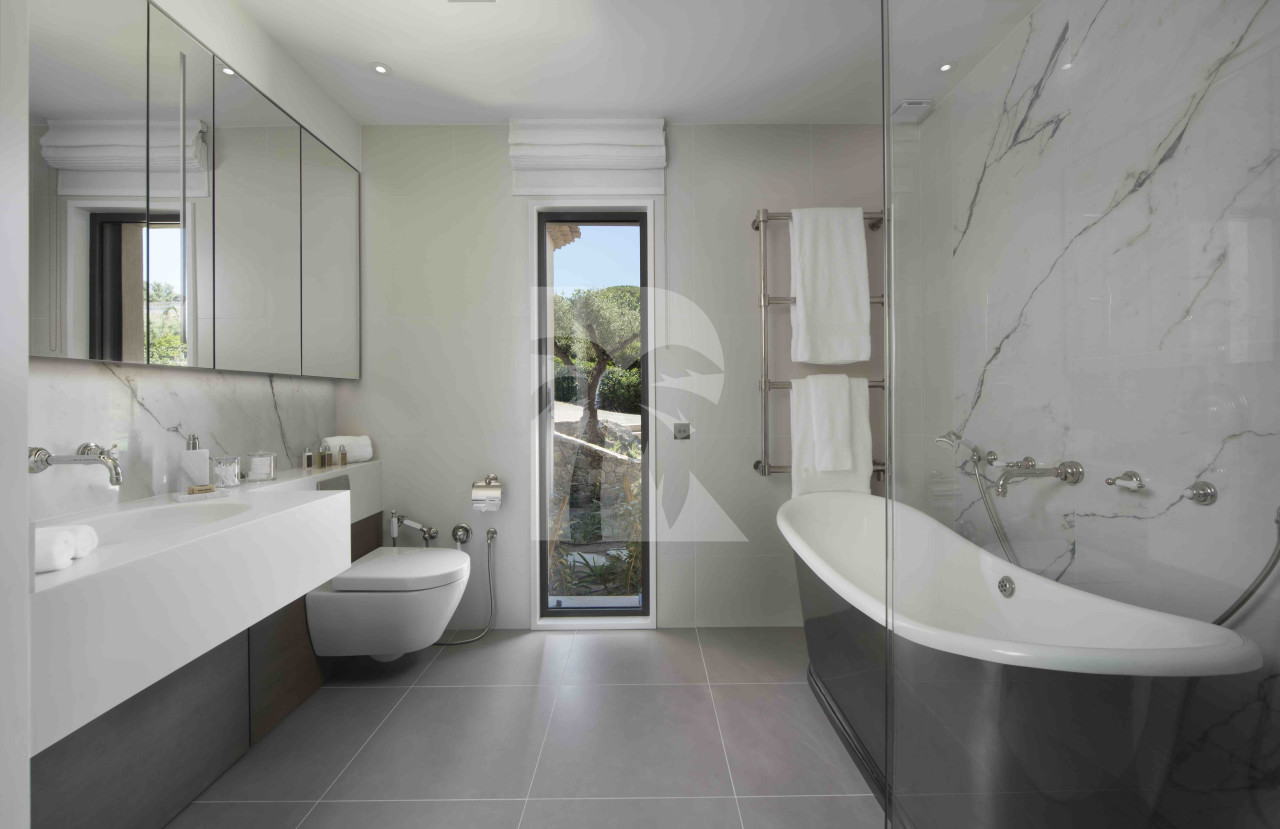 villa in St Tropez : Rent this waterfront property located in the prestigious domain of 'Les parcs de St Tropez' - Photo 11