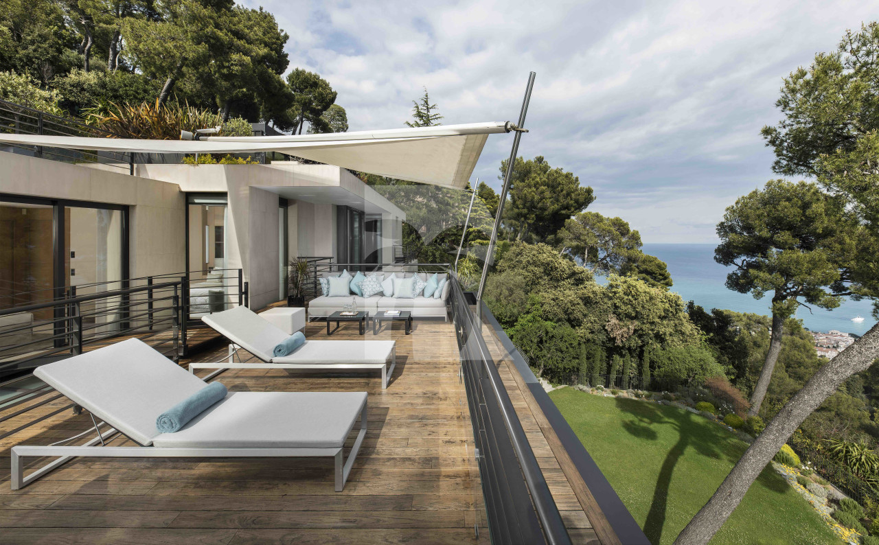 villa in Villefranche-sur-Mer : Rent this gorgeous villa with an extraordinary view of the bay of St Jean Cap Ferrat. - Photo 9