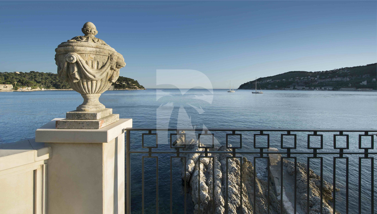 villa in Saint-Jean-Cap-Ferrat : Rent this waterfront property in Saint Jean cap Ferrat. - Photo 8