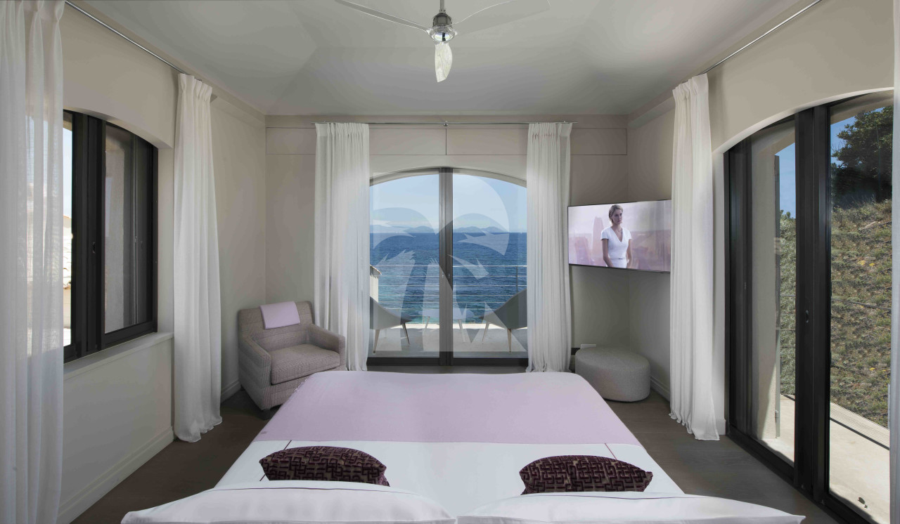 villa in St Tropez : Rent this waterfront property located in the prestigious domain of 'Les parcs de St Tropez' - Photo 7
