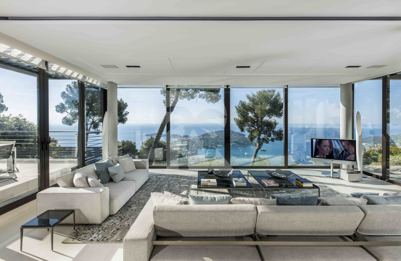 villa in Villefranche-sur-Mer : Rent this gorgeous villa with an extraordinary view of the bay of St Jean Cap Ferrat. - Photo 2