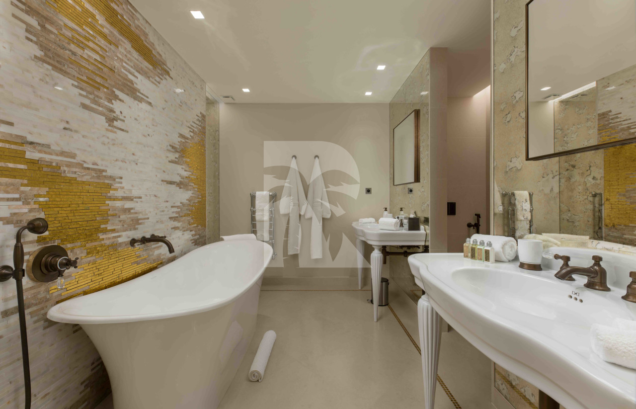 villa in St Tropez : Rent this luxurious 5 bedrooms villa with a direct access to the beach. - Photo 8