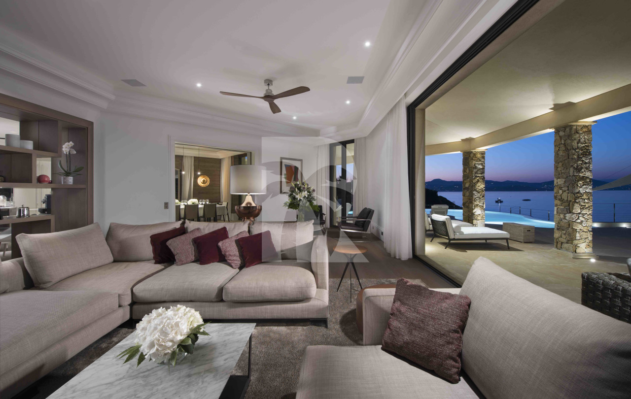 villa in St Tropez : Rent this waterfront property located in the prestigious domain of 'Les parcs de St Tropez' - Photo 2