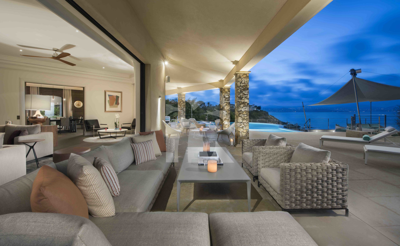 villa in St Tropez : Rent this waterfront property located in the prestigious domain of 'Les parcs de St Tropez' - Photo 4