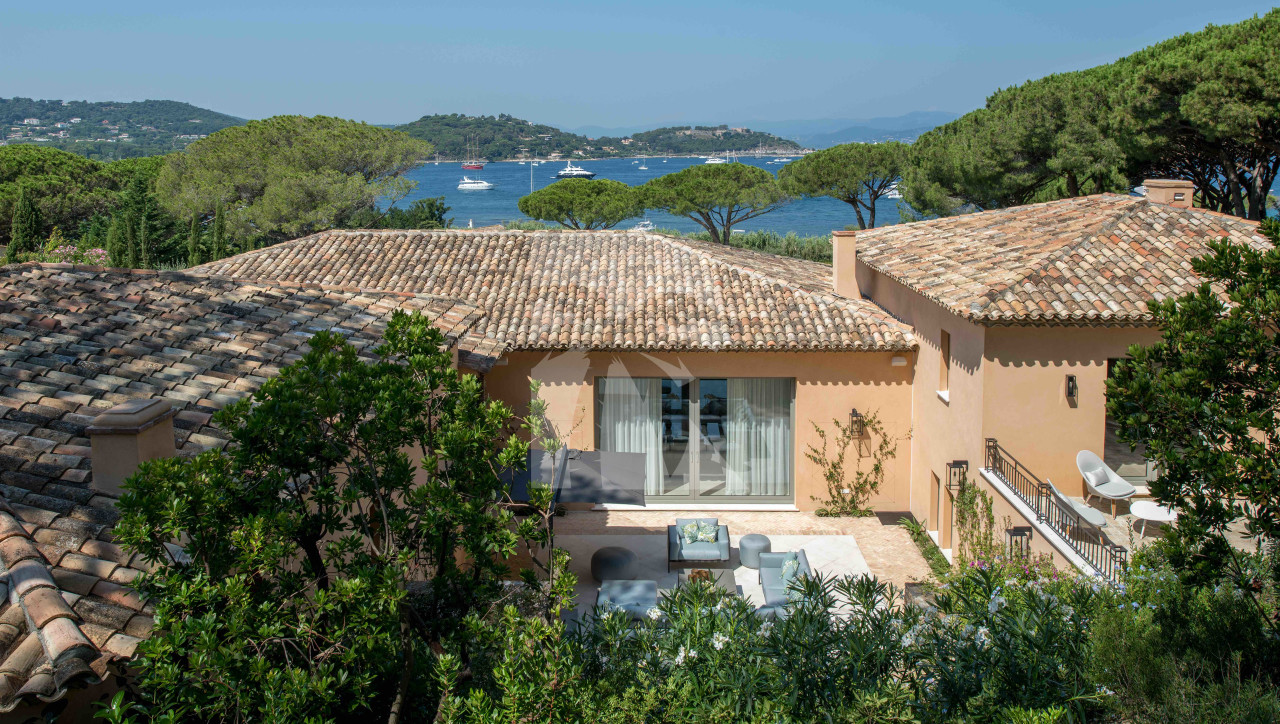 villa in St Tropez : Rent this luxurious 5 bedrooms villa with a direct access to the beach. - Photo 5