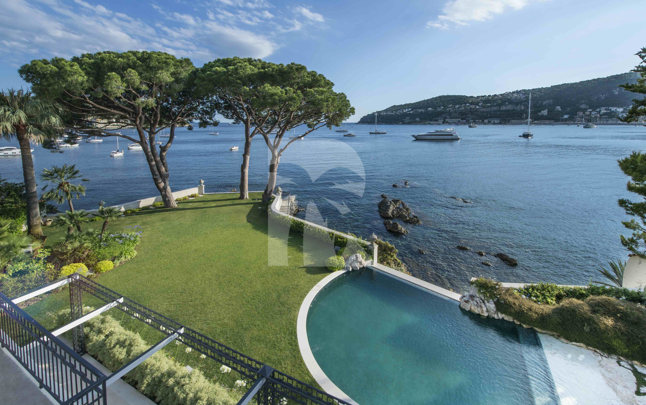 villa in Saint-Jean-Cap-Ferrat : Rent this waterfront property in Saint Jean cap Ferrat. - Photo 0