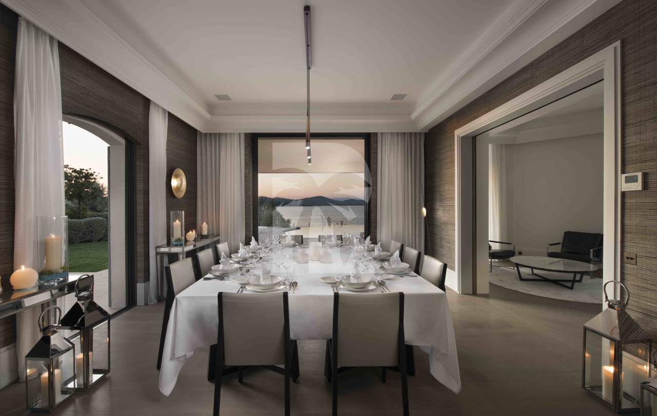 villa in St Tropez : Rent this waterfront property located in the prestigious domain of 'Les parcs de St Tropez' - Photo 8
