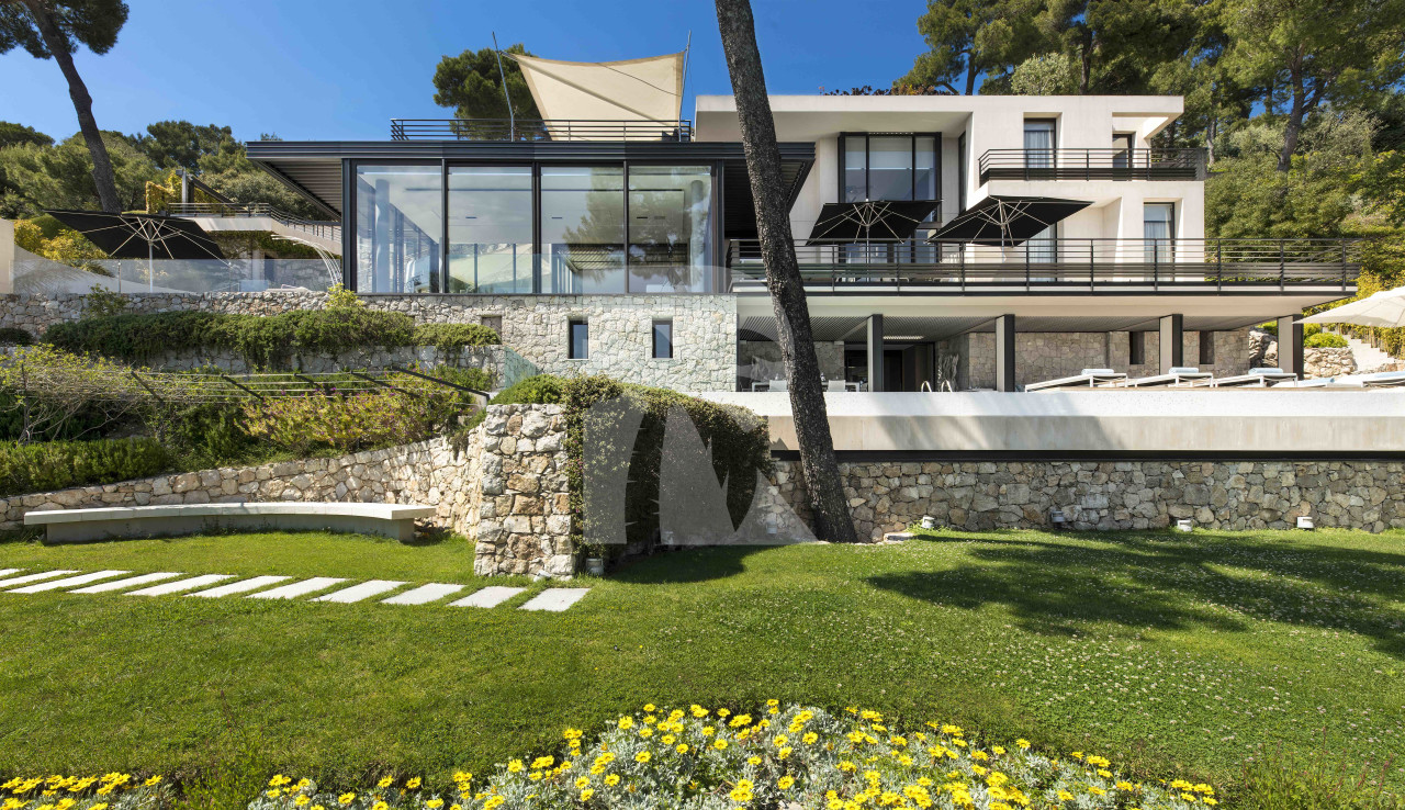 villa in Villefranche-sur-Mer : Rent this gorgeous villa with an extraordinary view of the bay of St Jean Cap Ferrat. - Photo 0