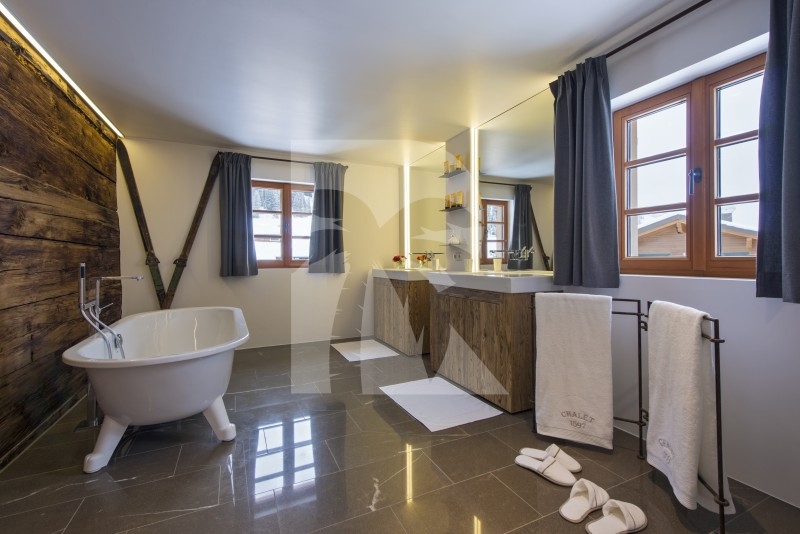 villa in Lech : Rent enchanting chalet with spa, sine cellar and cinema room in Lech, Austria - Photo 12