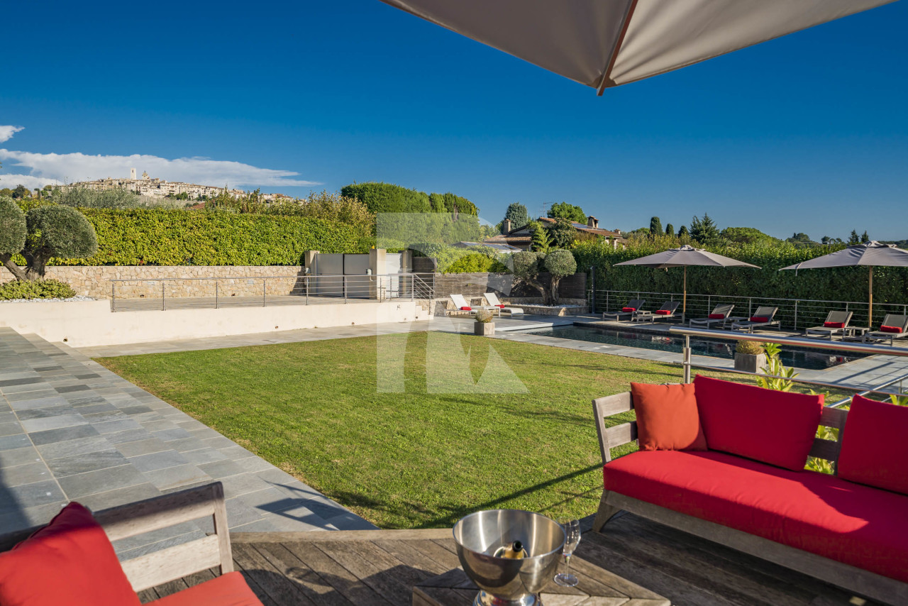 villa in Saint-Paul-de-Vence : Rent spacious modern 6 bedroom villa with view towards St Paul de Vence - Photo 7