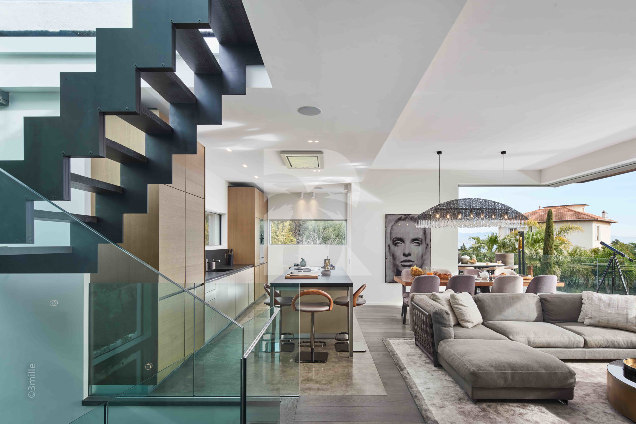 villa in Cap d'Antibes : Rent this modern villa with a lovely view on the roof top. - Photo 9
