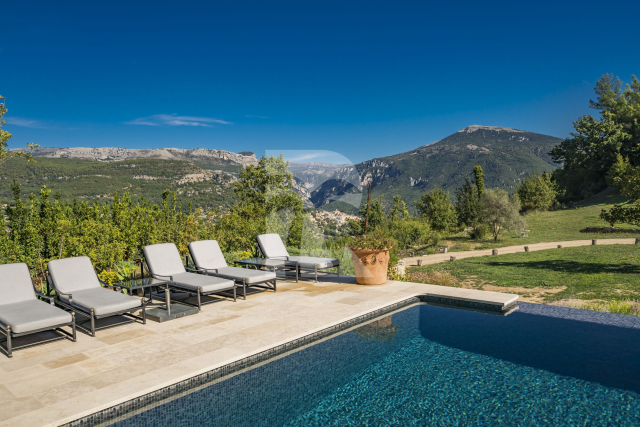 villa in Châteauneuf-Grasse : Rent beautiful newly renovated villa with a stunning tranquil location - Photo 0