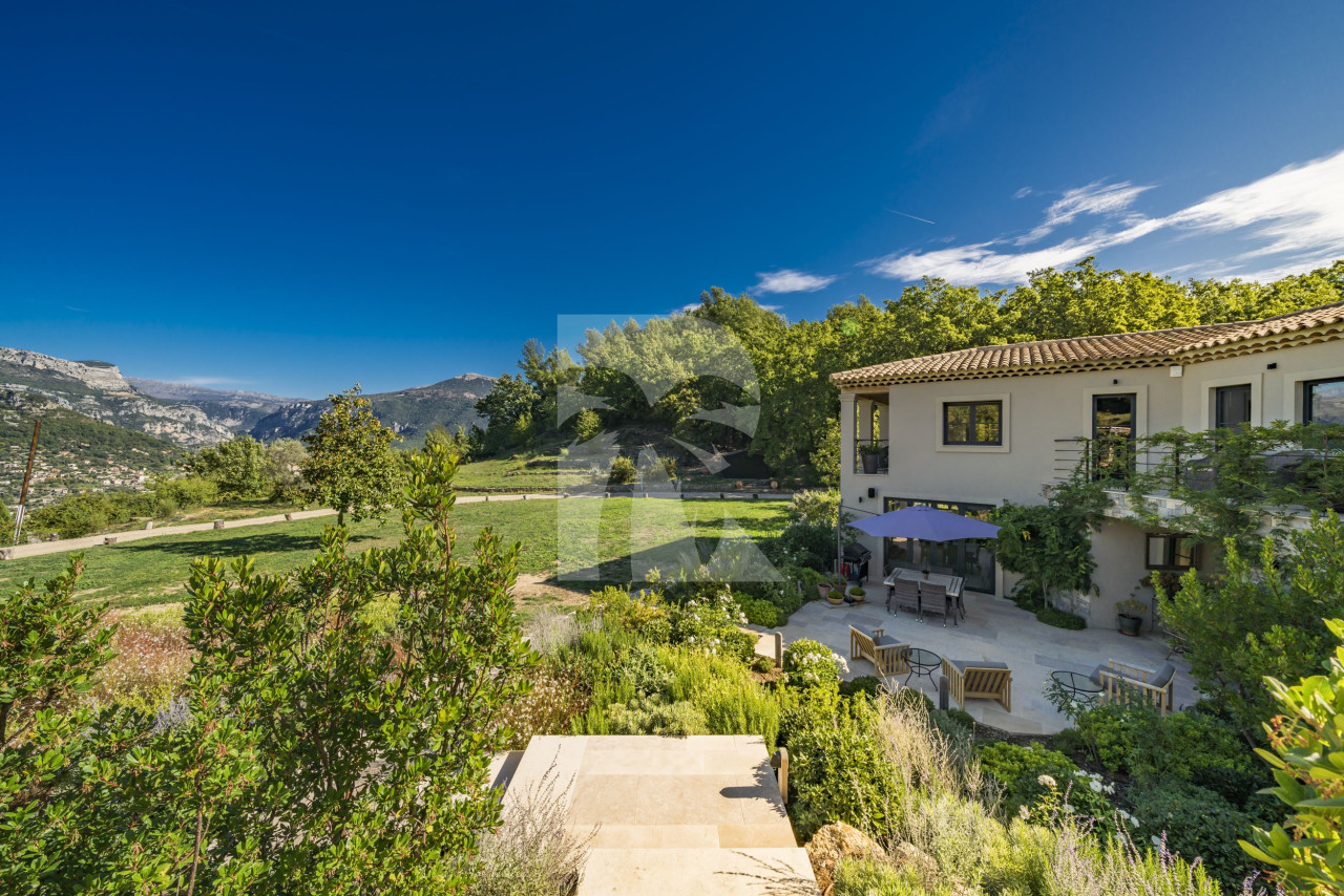 villa in Châteauneuf-Grasse : Rent beautiful newly renovated villa with a stunning tranquil location - Photo 2
