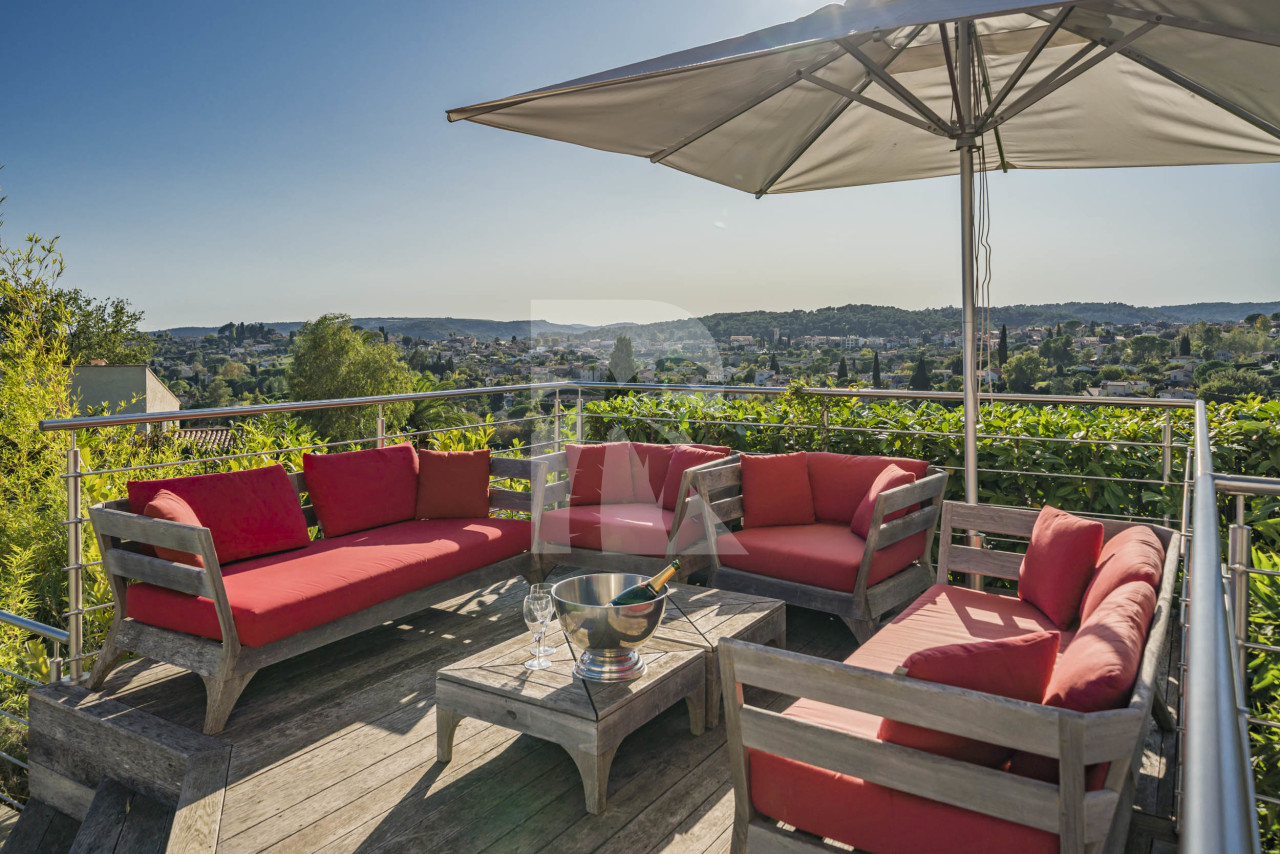 villa in Saint-Paul-de-Vence : Rent spacious modern 6 bedroom villa with view towards St Paul de Vence - Photo 3