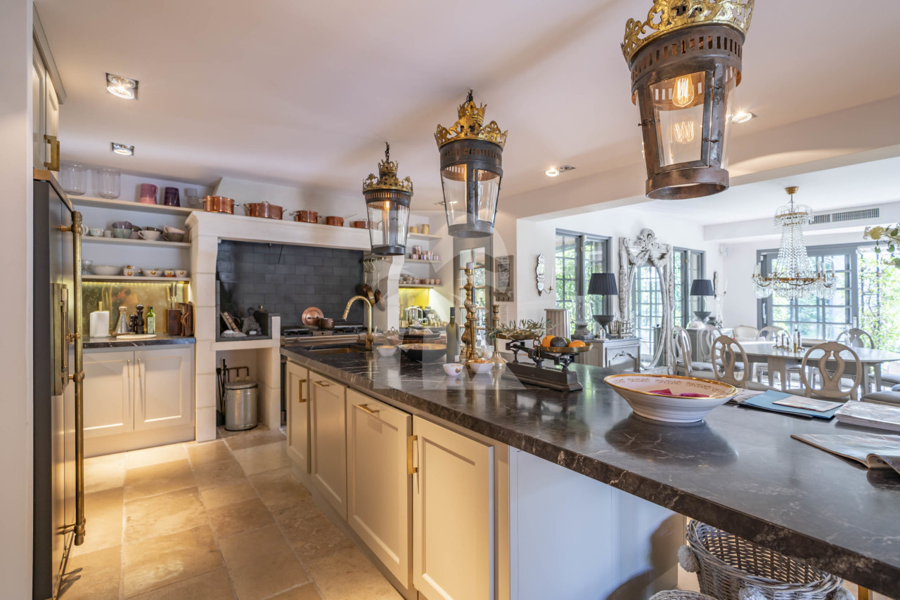 villa in Cap d'Antibes : Rent wonderful 5 bedroom villa with an ideal location on the Cap d'Antibes - Photo 2