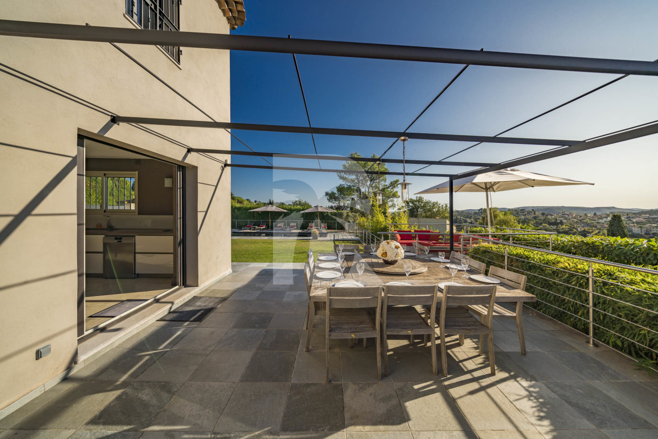 villa in Saint-Paul-de-Vence : Rent spacious modern 6 bedroom villa with view towards St Paul de Vence - Photo 8