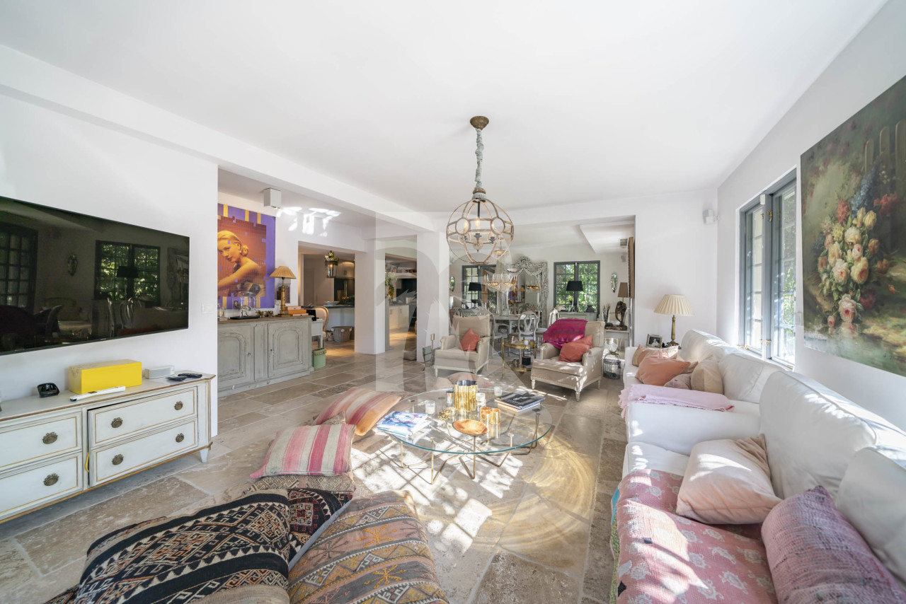 villa in Cap d'Antibes : Rent wonderful 5 bedroom villa with an ideal location on the Cap d'Antibes - Photo 11
