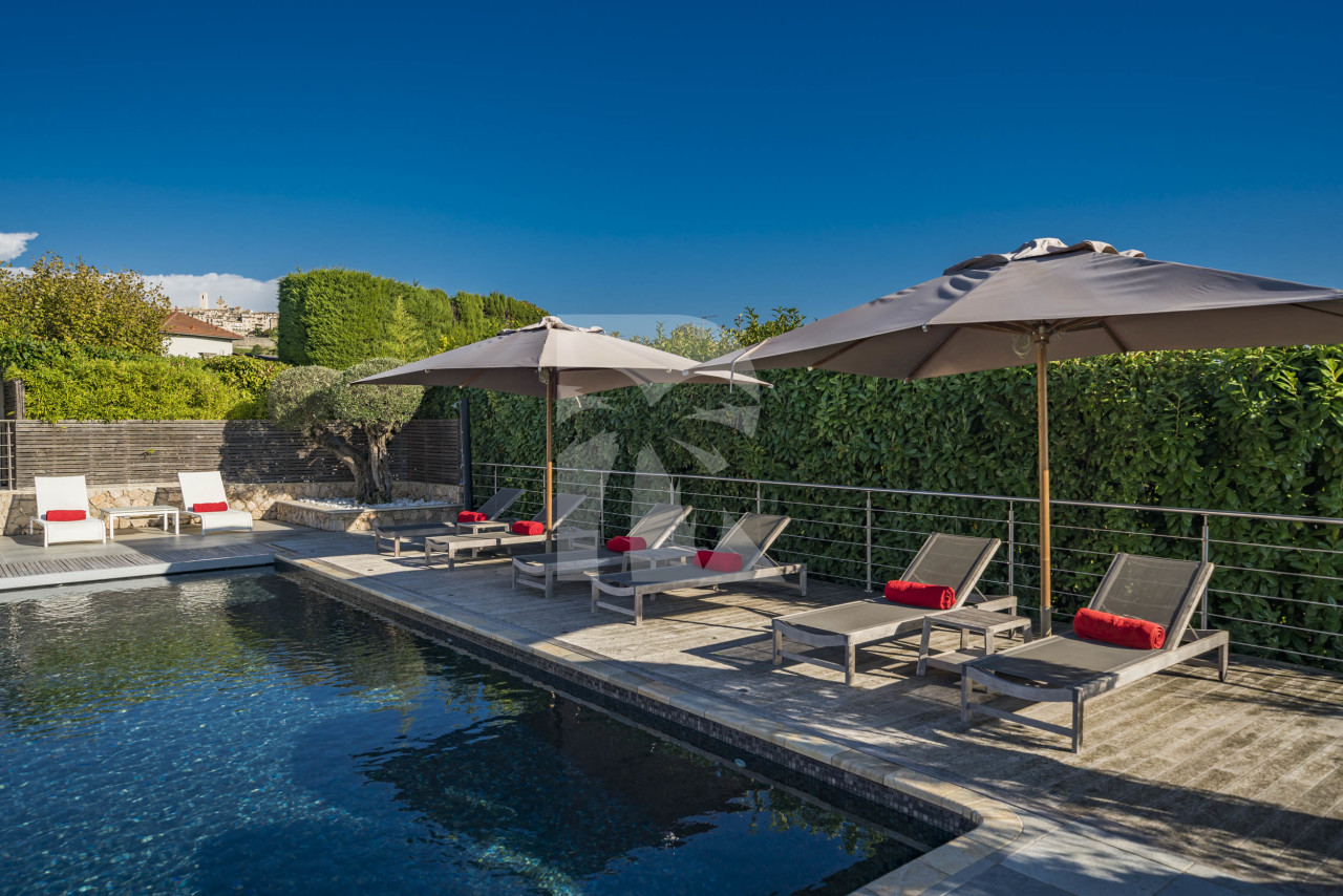 villa in Saint-Paul-de-Vence : Rent spacious modern 6 bedroom villa with view towards St Paul de Vence - Photo 2