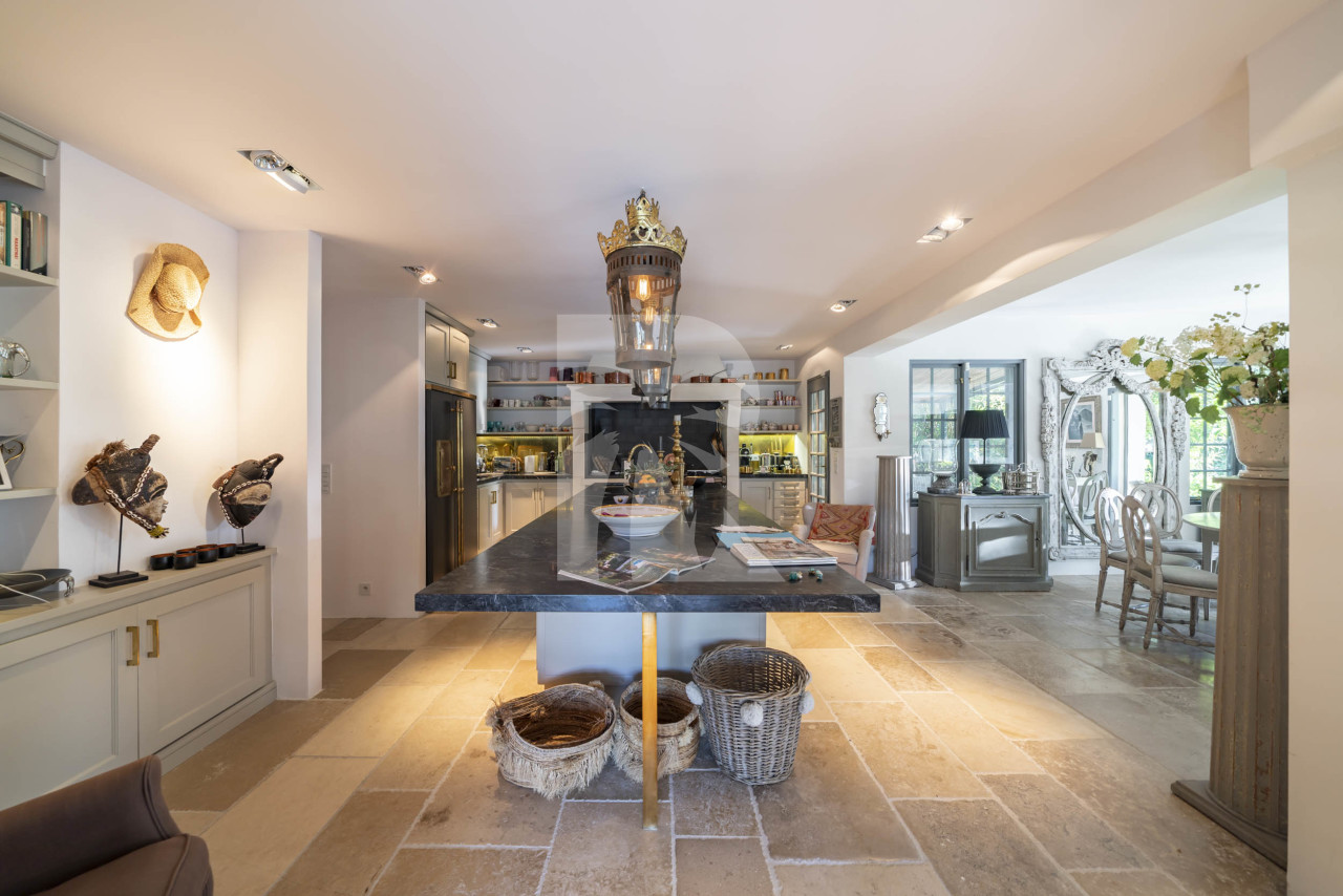 villa in Cap d'Antibes : Rent wonderful 5 bedroom villa with an ideal location on the Cap d'Antibes - Photo 3