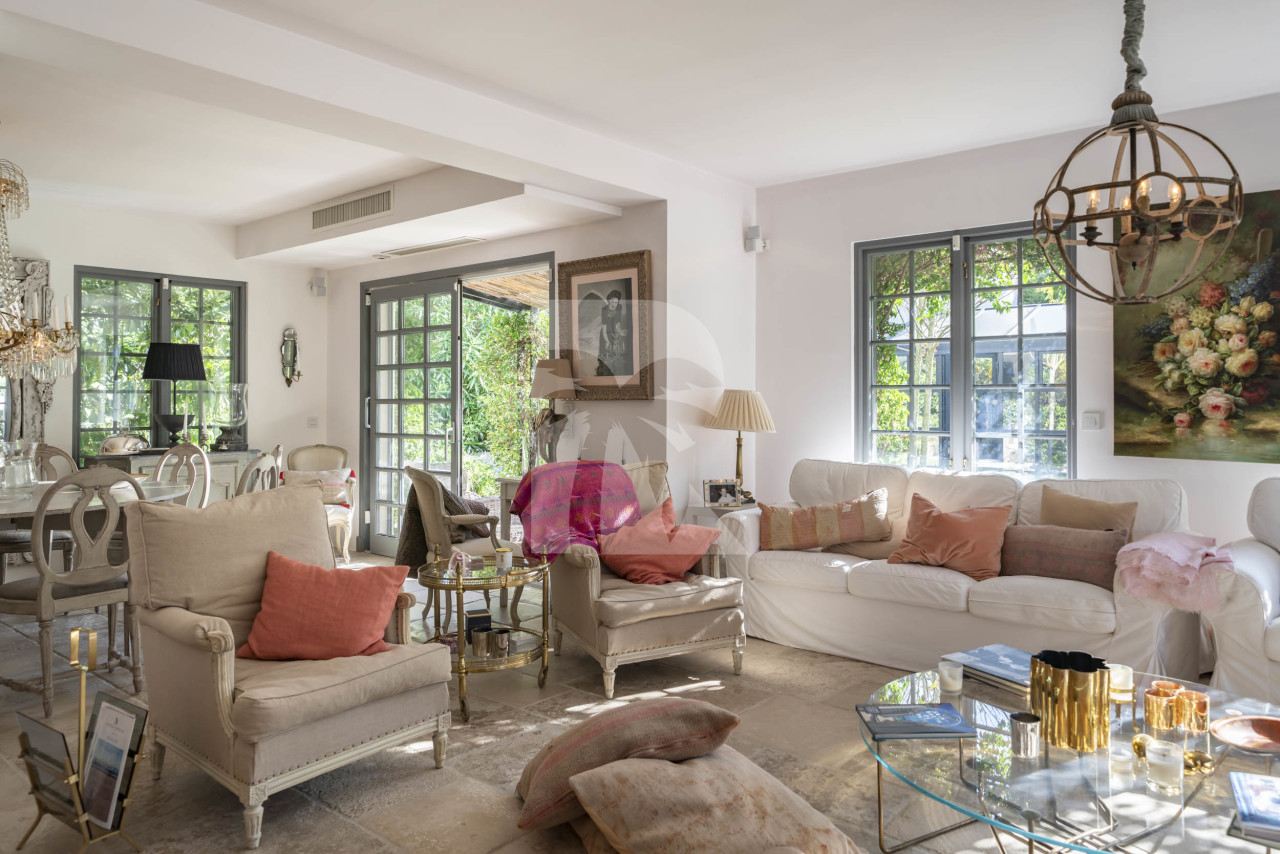 villa in Cap d'Antibes : Rent wonderful 5 bedroom villa with an ideal location on the Cap d'Antibes - Photo 5