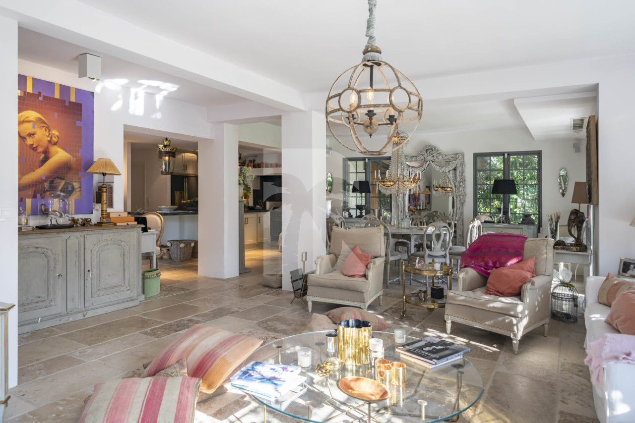 villa in Cap d'Antibes : Rent wonderful 5 bedroom villa with an ideal location on the Cap d'Antibes - Photo 6