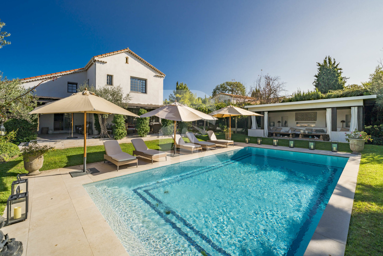 villa in Cap d'Antibes : Rent wonderful 5 bedroom villa with an ideal location on the Cap d'Antibes - Photo 0