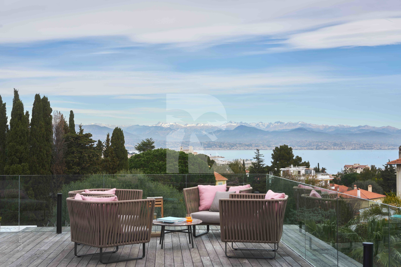 villa in Cap d'Antibes : Rent this modern villa with a lovely view on the roof top. - Photo 0
