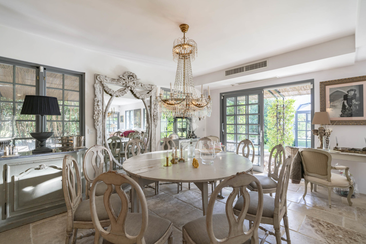 villa in Cap d'Antibes : Rent wonderful 5 bedroom villa with an ideal location on the Cap d'Antibes - Photo 10