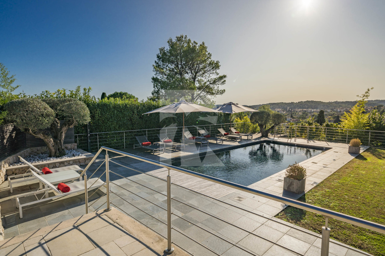 villa in Saint-Paul-de-Vence : Rent spacious modern 6 bedroom villa with view towards St Paul de Vence - Photo 0