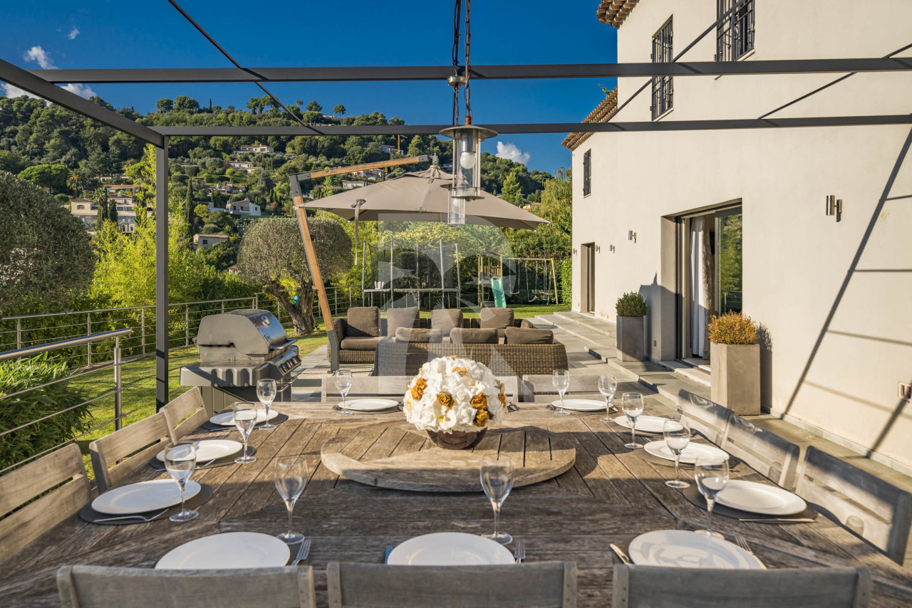 villa in Saint-Paul-de-Vence : Rent spacious modern 6 bedroom villa with view towards St Paul de Vence - Photo 9