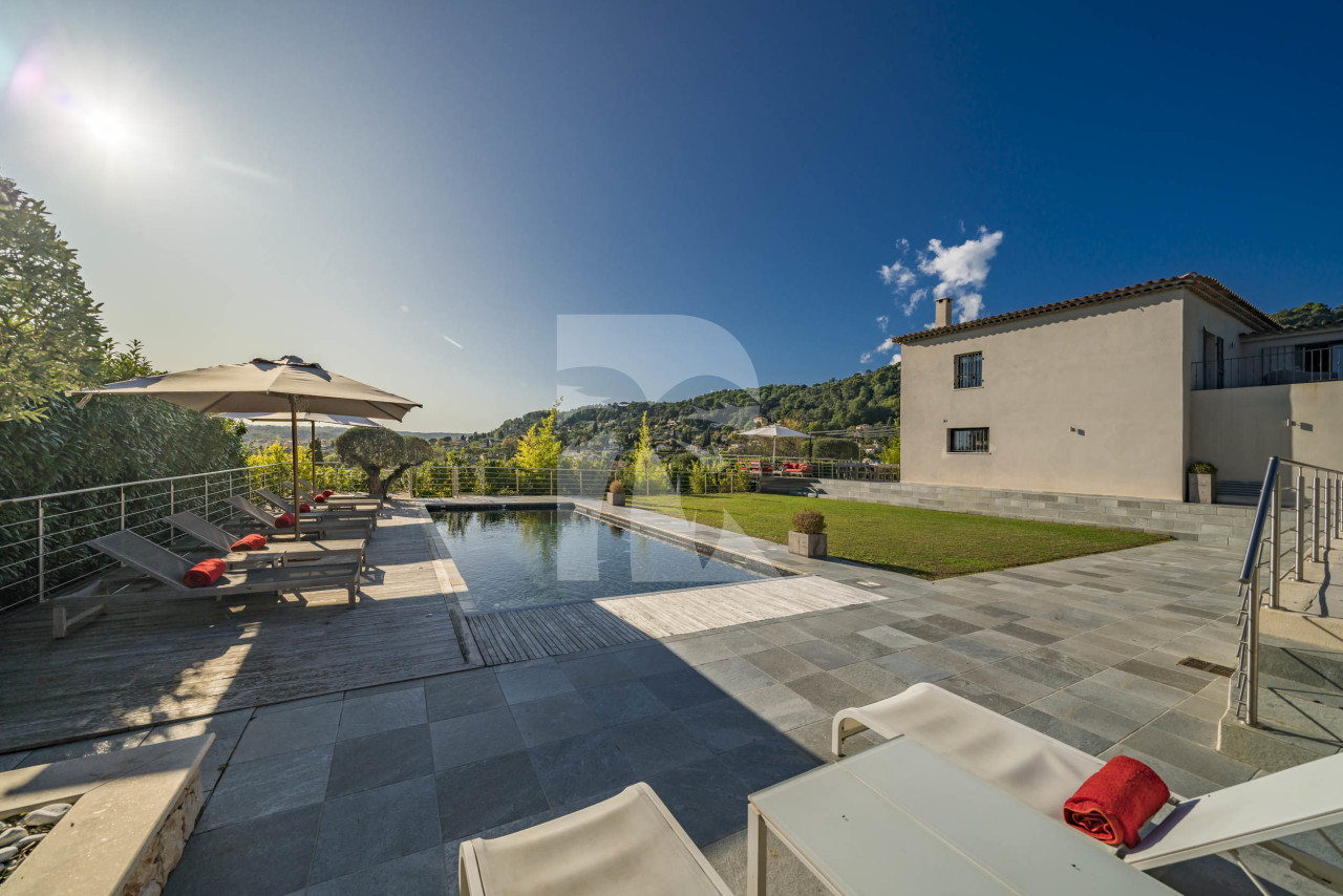 villa in Saint-Paul-de-Vence : Rent spacious modern 6 bedroom villa with view towards St Paul de Vence - Photo 6