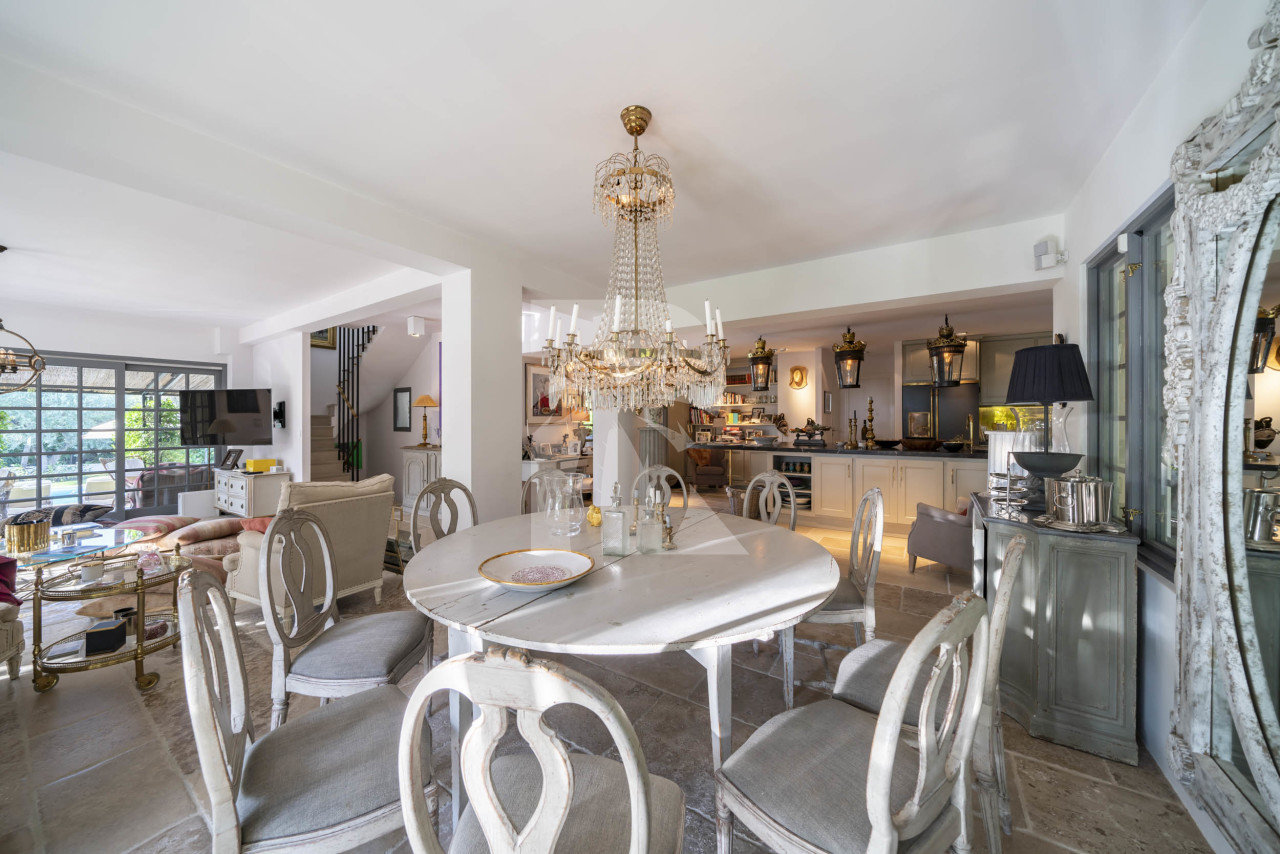villa in Cap d'Antibes : Rent wonderful 5 bedroom villa with an ideal location on the Cap d'Antibes - Photo 12