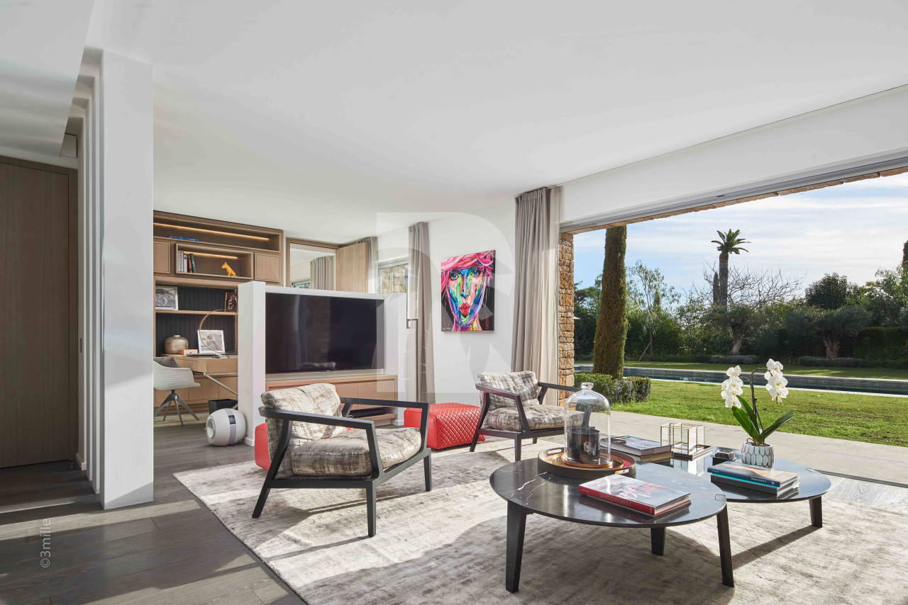 villa in Cap d'Antibes : Rent this modern villa with a lovely view on the roof top. - Photo 7