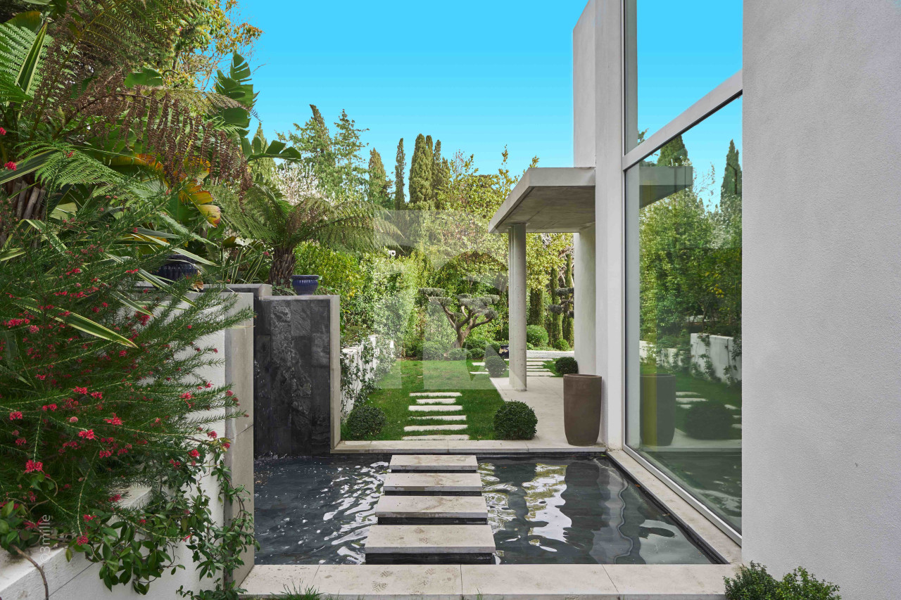villa in Cap d'Antibes : Rent this modern villa with a lovely view on the roof top. - Photo 3