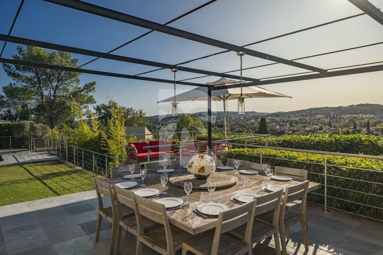villa in Saint-Paul-de-Vence : Rent spacious modern 6 bedroom villa with view towards St Paul de Vence - Photo 11