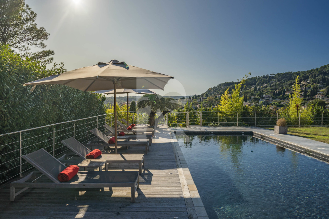 villa in Saint-Paul-de-Vence : Rent spacious modern 6 bedroom villa with view towards St Paul de Vence - Photo 1