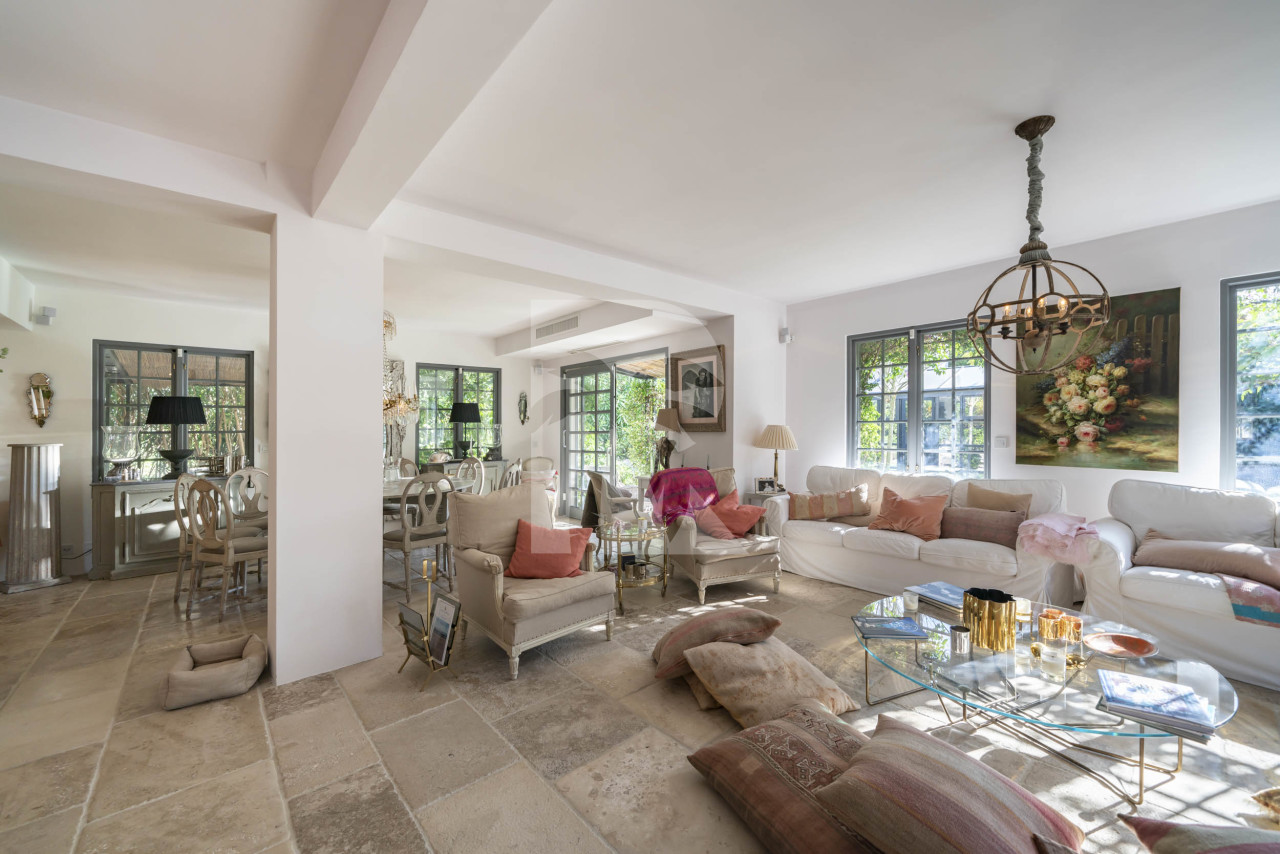 villa in Cap d'Antibes : Rent wonderful 5 bedroom villa with an ideal location on the Cap d'Antibes - Photo 8