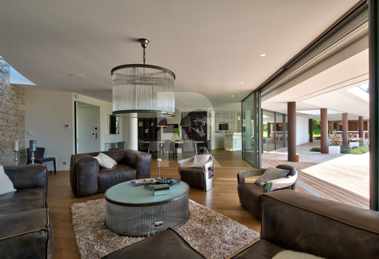 villa in Cap d'Antibes : Rent this contemporary villa with a wonderful sea view on the Cap d'Antibes walking distance to the 'Hotel du Cap'. - Photo 3