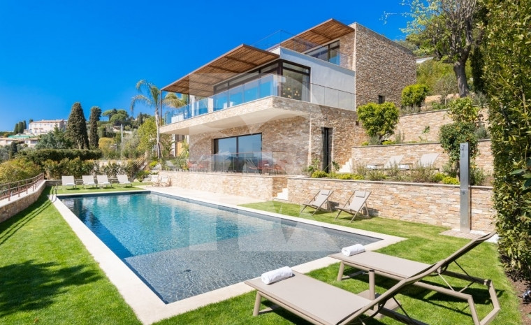 villa in Mougins : Rent gorgeous 5 bedroom villa in the hills of Mougins with a breathtaking seaview - Photo 1
