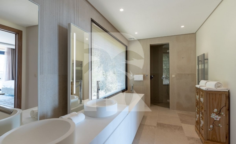 villa in Mougins : Rent gorgeous 5 bedroom villa in the hills of Mougins with a breathtaking seaview - Photo 10