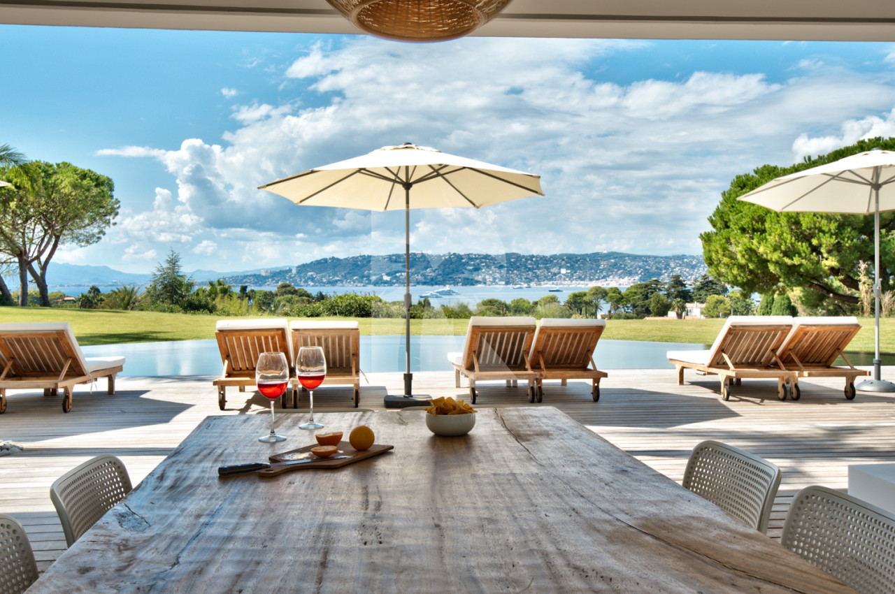 villa in Cap d'Antibes : Rent this contemporary villa with a wonderful sea view on the Cap d'Antibes walking distance to the 'Hotel du Cap'. - Photo 1