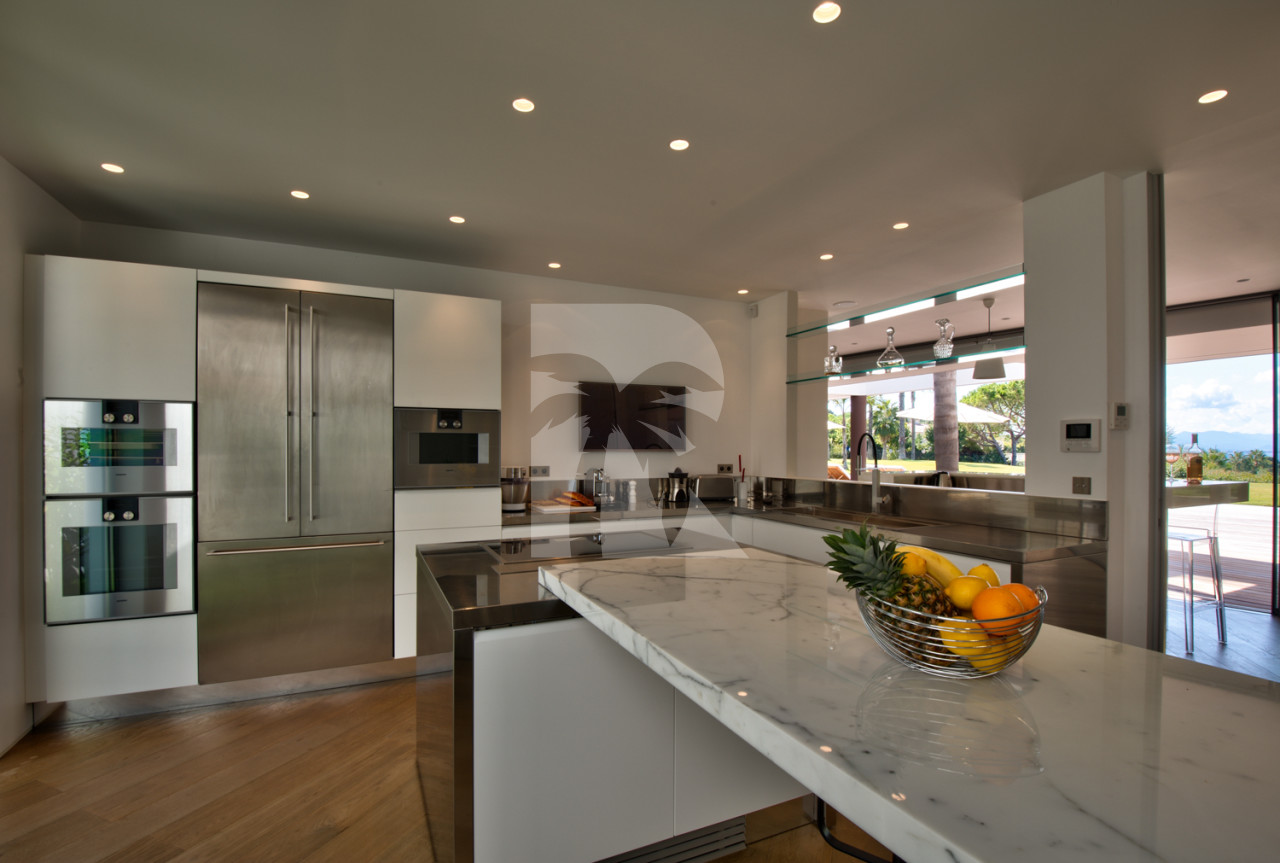 villa in Cap d'Antibes : Rent this contemporary villa with a wonderful sea view on the Cap d'Antibes walking distance to the 'Hotel du Cap'. - Photo 4