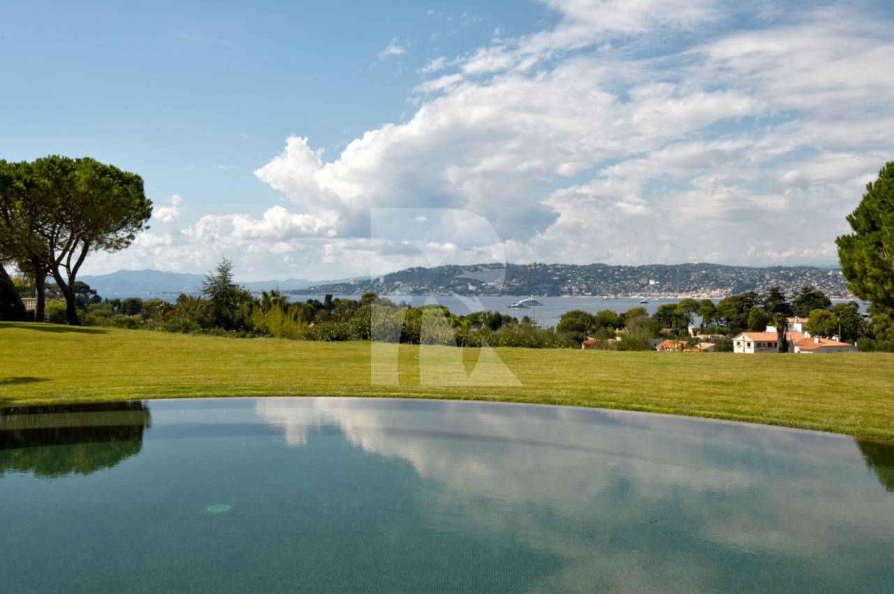 villa in Cap d'Antibes : Rent this contemporary villa with a wonderful sea view on the Cap d'Antibes walking distance to the 'Hotel du Cap'. - Photo 10