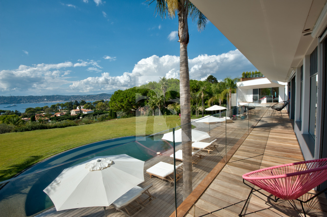 villa in Cap d'Antibes : Rent this contemporary villa with a wonderful sea view on the Cap d'Antibes walking distance to the 'Hotel du Cap'. - Photo 11