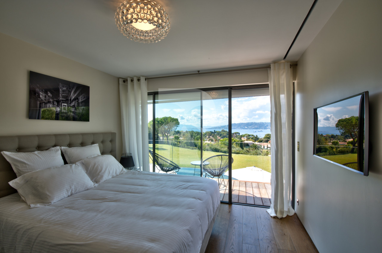 villa in Cap d'Antibes : Rent this contemporary villa with a wonderful sea view on the Cap d'Antibes walking distance to the 'Hotel du Cap'. - Photo 2